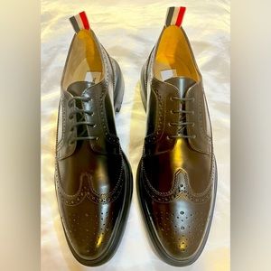 THOM BROWNE
Brown Classic Longwing Oxfords